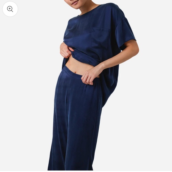 LUNYA NWOT Washable Silk Tee Pant Set in Deep Blue Size L - Picture 2 of 5